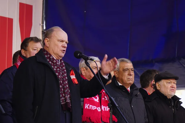 Moskova, Rusya - 7 tercihine 2015: Gennady Zyuganov Rusya Federasyonu Komünist partisinin toplantısında