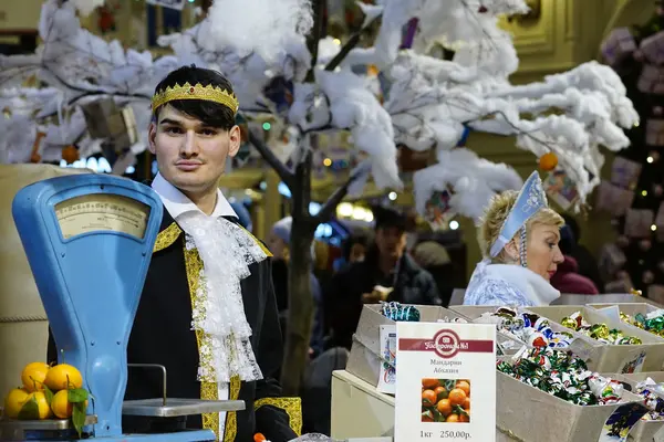 Moskova Rusya - 6 Aralık 2015: Noel ve yeni yıl satış sakız sırasında tacıyla erkek satıcı portresi