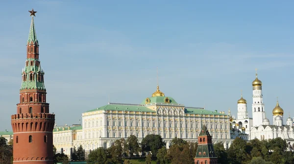 Vista del Kremlin de Moscú desde el puente patriarcal — Foto de Stock