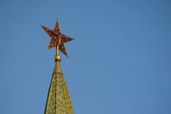 Kulenin gökyüzü karşı Moskova Kremlin kulenin üzerinde yıldız