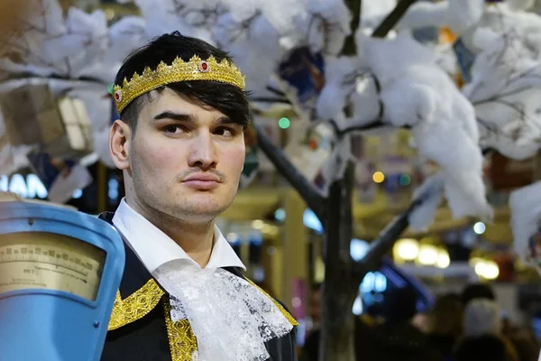 Moskova Rusya - 6 Aralık 2015: Noel ve yeni yıl satış sakız sırasında tacıyla erkek satıcı portresi