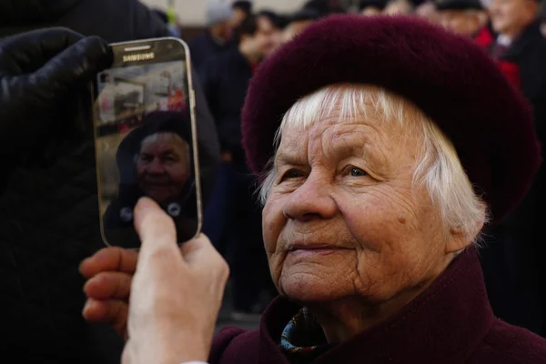 Moskova Rusya - tercihine 7 2015: Arka planda büyük Ekim Devrimi'nin yıldönümü işaretleme geçit töreninde komünist parti liderlik yaşlı bir kadın fotoğrafı