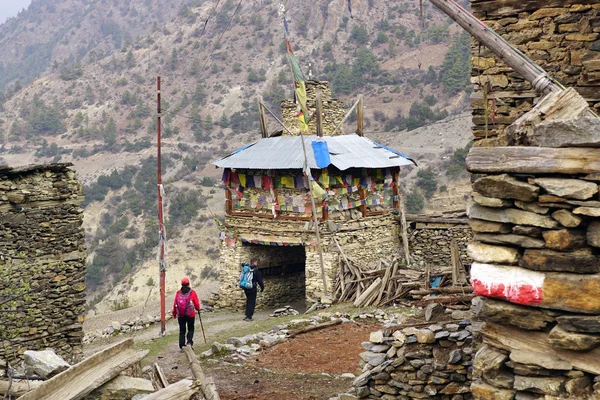 Ghyaru, Nepal - 17 Nisan 2016: turist yürümek iz 3,670 m irtifada boyunca