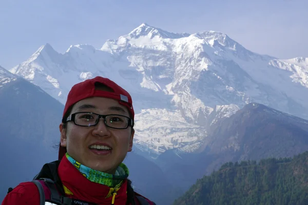 용감한 중국 trekers의 초상화 라는 6 월 위 Pisang, 네팔-4 월 17 일, 2016: — 스톡 사진