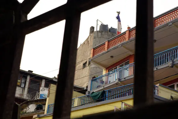 Kafes pencereden görünümü üzerinde bir bina Katmandu, Nepal