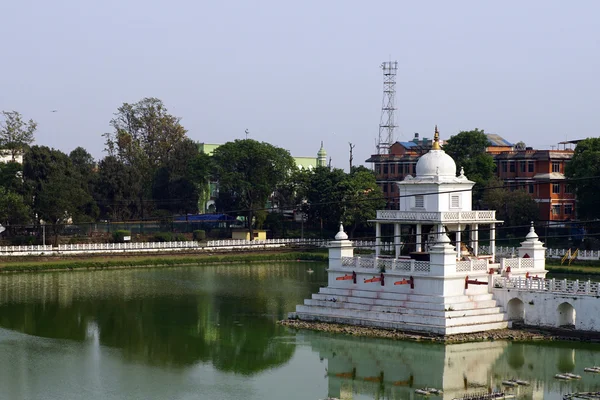 Rani Pokhari is het kunstmatige reservoir bekend als Queen's vijver — Stockfoto