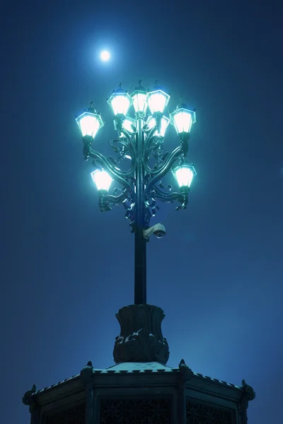 Lichte straat lamp tijdens een sneeuwstorm — Stockfoto