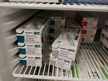 Prag, Çek Cumhuriyeti-8 Nisan 2025: Novo Nordisk tarafından üretilen ve tip 2 diyabet ve kan şekeri kontrolü için kullanılan Ozempic kalem.