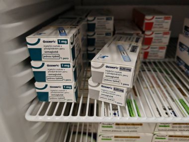 Prag, Çek Cumhuriyeti-8 Nisan 2025: Novo Nordisk tarafından üretilen ve tip 2 diyabet ve kan şekeri kontrolü için kullanılan Ozempic kalem.