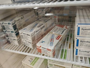 Prag, Çek Cumhuriyeti-8 Nisan 2025: Novo Nordisk tarafından üretilen ve tip 2 diyabet ve kan şekeri kontrolü için kullanılan Ozempic kalem.