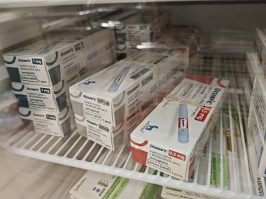 Prag, Çek Cumhuriyeti-8 Nisan 2025: Novo Nordisk tarafından üretilen ve tip 2 diyabet ve kan şekeri kontrolü için kullanılan Ozempic kalem.