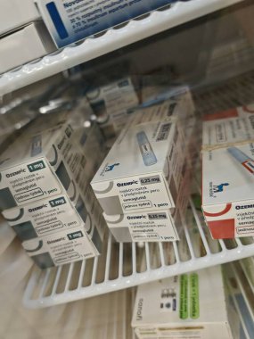 Prag, Çek Cumhuriyeti-8 Nisan 2025: Novo Nordisk tarafından üretilen ve tip 2 diyabet ve kan şekeri kontrolü için kullanılan Ozempic kalem.