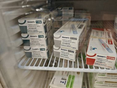 Prag, Çek Cumhuriyeti-8 Nisan 2025: Novo Nordisk tarafından üretilen ve tip 2 diyabet ve kan şekeri kontrolü için kullanılan Ozempic kalem.