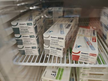 Prag, Çek Cumhuriyeti-8 Nisan 2025: Novo Nordisk tarafından üretilen ve tip 2 diyabet ve kan şekeri kontrolü için kullanılan Ozempic kalem.