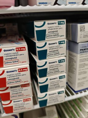 Prag, Çek Cumhuriyeti-8 Nisan 2025: Novo Nordisk tarafından üretilen ve tip 2 diyabet ve kan şekeri kontrolü için kullanılan Ozempic kalem.