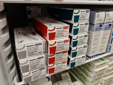 Prag, Çek Cumhuriyeti-8 Nisan 2025: Novo Nordisk tarafından üretilen ve tip 2 diyabet ve kan şekeri kontrolü için kullanılan Ozempic kalem.