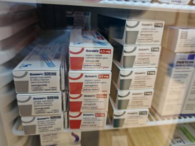 Prag, Çek Cumhuriyeti-8 Nisan 2025: Novo Nordisk tarafından üretilen ve tip 2 diyabet ve kan şekeri kontrolü için kullanılan Ozempic kalem.