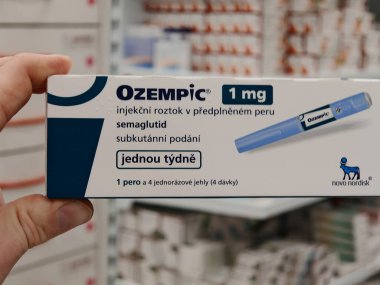 Prag, Çek Cumhuriyeti-8 Nisan 2025: Novo Nordisk tarafından üretilen ve tip 2 diyabet ve kan şekeri kontrolü için kullanılan Ozempic kalem.