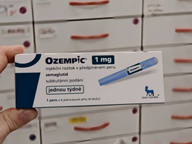 Prag, Çek Cumhuriyeti-8 Nisan 2025: Novo Nordisk tarafından üretilen ve tip 2 diyabet ve kan şekeri kontrolü için kullanılan Ozempic kalem.