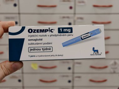 Prag, Çek Cumhuriyeti-8 Nisan 2025: Novo Nordisk tarafından üretilen ve tip 2 diyabet ve kan şekeri kontrolü için kullanılan Ozempic kalem.