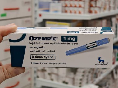 Prag, Çek Cumhuriyeti-8 Nisan 2025: Novo Nordisk tarafından üretilen ve tip 2 diyabet ve kan şekeri kontrolü için kullanılan Ozempic kalem.