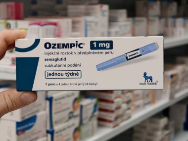 Prag, Çek Cumhuriyeti-8 Nisan 2025: Novo Nordisk tarafından üretilen ve tip 2 diyabet ve kan şekeri kontrolü için kullanılan Ozempic kalem.
