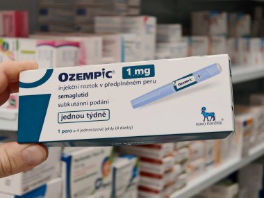 Prag, Çek Cumhuriyeti-8 Nisan 2025: Novo Nordisk tarafından üretilen ve tip 2 diyabet ve kan şekeri kontrolü için kullanılan Ozempic kalem.