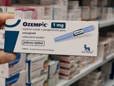 Prag, Çek Cumhuriyeti-8 Nisan 2025: Novo Nordisk tarafından üretilen ve tip 2 diyabet ve kan şekeri kontrolü için kullanılan Ozempic kalem.