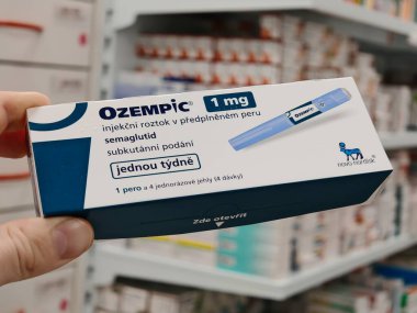 Prag, Çek Cumhuriyeti-8 Nisan 2025: Novo Nordisk tarafından üretilen ve tip 2 diyabet ve kan şekeri kontrolü için kullanılan Ozempic kalem.
