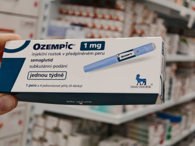 Prag, Çek Cumhuriyeti-8 Nisan 2025: Novo Nordisk tarafından üretilen ve tip 2 diyabet ve kan şekeri kontrolü için kullanılan Ozempic kalem.