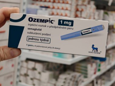 Prag, Çek Cumhuriyeti-8 Nisan 2025: Novo Nordisk tarafından üretilen ve tip 2 diyabet ve kan şekeri kontrolü için kullanılan Ozempic kalem.