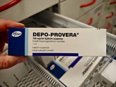 Prag, Çek Cumhuriyeti, 9 Haziran 2025: DEPO-PROVERA - PFIZER, MEDROXYPROGESTERON ACETATE içeren, uzun vadeli doğum kontrolü için kullanılan enjektörlü bir doğum kontrol yöntemidir.