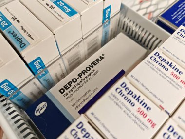Prag, Çek Cumhuriyeti, 9 Haziran 2025: DEPO-PROVERA - PFIZER, MEDROXYPROGESTERON ACETATE içeren, uzun vadeli doğum kontrolü için kullanılan enjektörlü bir doğum kontrol yöntemidir.