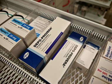 Prag, Çek Cumhuriyeti, 9 Haziran 2025: DEPO-PROVERA - PFIZER, MEDROXYPROGESTERON ACETATE içeren, uzun vadeli doğum kontrolü için kullanılan enjektörlü bir doğum kontrol yöntemidir.
