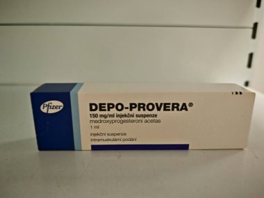 Prag, Çek Cumhuriyeti, 9 Haziran 2025: DEPO-PROVERA - PFIZER, MEDROXYPROGESTERON ACETATE içeren, uzun vadeli doğum kontrolü için kullanılan enjektörlü bir doğum kontrol yöntemidir.
