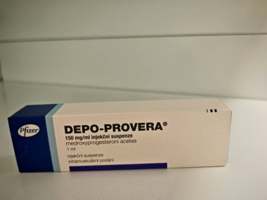 Prag, Çek Cumhuriyeti, 9 Haziran 2025: DEPO-PROVERA - PFIZER, MEDROXYPROGESTERON ACETATE içeren, uzun vadeli doğum kontrolü için kullanılan enjektörlü bir doğum kontrol yöntemidir.