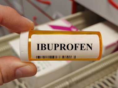 Masaya konmuş plastik ibuprofen tabletleri, günlük kullanımda iltihap önleyici ağrı kesici..