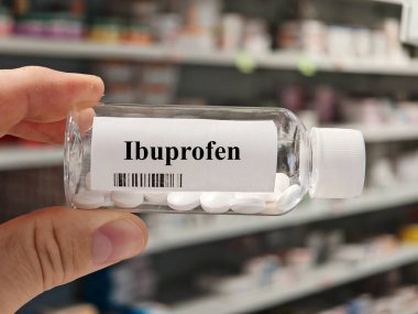 Masaya konmuş plastik ibuprofen tabletleri, günlük kullanımda iltihap önleyici ağrı kesici..