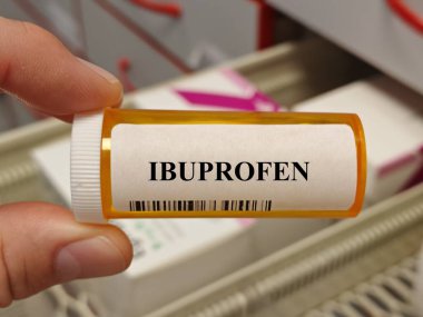 Masaya konmuş plastik ibuprofen tabletleri, günlük kullanımda iltihap önleyici ağrı kesici..