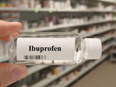 Masaya konmuş plastik ibuprofen tabletleri, günlük kullanımda iltihap önleyici ağrı kesici..