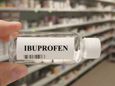 Masaya konmuş plastik ibuprofen tabletleri, günlük kullanımda iltihap önleyici ağrı kesici..