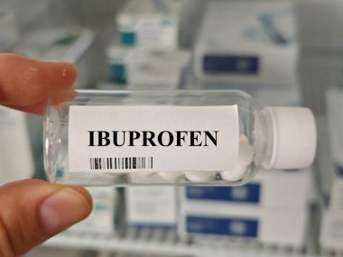 Masaya konmuş plastik ibuprofen tabletleri, günlük kullanımda iltihap önleyici ağrı kesici..