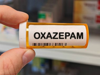 Hastanenin eczane masasında anksiyete ve uykusuzluğu tedavi etmek için kullanılan bir kutu OXAZEPAM hapları..