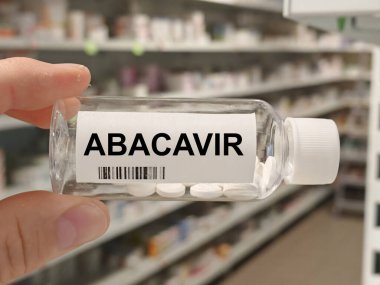 Bir kutu ABACAVIR, HIV enfeksiyonunu antiretroviral olarak tedavi etmek için kullanılan bir hastane eczane masasının üzerinde..