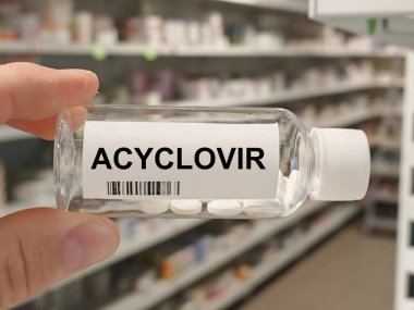 Bir kutu ACYCLOVIR tableti uçuk enfeksiyonlarını tedavi etmek için kullanılan bir hastane eczane masasının üzerinde..