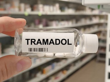 Hastanenin eczane masasındaki bir kutu TRAMADOL tableti orta ve şiddetli ağrı kesicileri tedavi etmek için kullanılır..