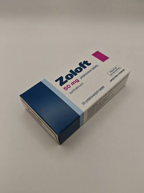 Prag, Çek Cumhuriyeti-8 Nisan 2025: Depresyon, anksiyete bozukluğu ve ruh hali dengeleme tedavisi için sertralin SSRI antidepresanlı Pfizer Zoloft hapları.