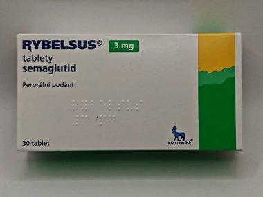 Prag, Çek Cumhuriyeti - 10 Mayıs 2025: NOVO NORDISK tarafından SEMAGLUTIDE aktif maddeyle RYBELSUS ilaç kutusu, tip 2 diyabet ve kan şekerini kontrol etmek için kullanılır.