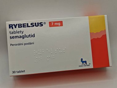 Prag, Çek Cumhuriyeti - 10 Mayıs 2025: NOVO NORDISK tarafından SEMAGLUTIDE aktif maddeyle RYBELSUS ilaç kutusu, tip 2 diyabet ve kan şekerini kontrol etmek için kullanılır.