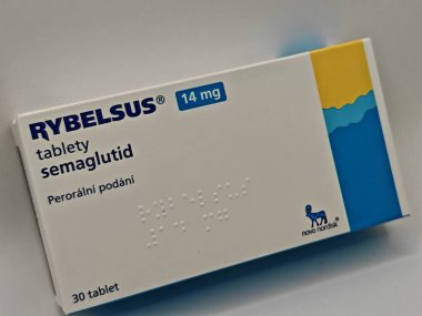 Prag, Çek Cumhuriyeti - 10 Mayıs 2025: NOVO NORDISK tarafından SEMAGLUTIDE aktif maddeyle RYBELSUS ilaç kutusu, tip 2 diyabet ve kan şekerini kontrol etmek için kullanılır.